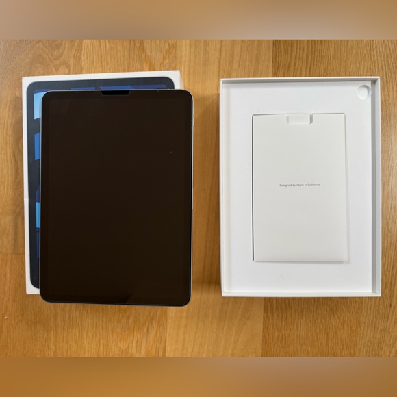 Apple iPad Air 4th Generation in Sky Blue - EUC - Picture 6 of 8